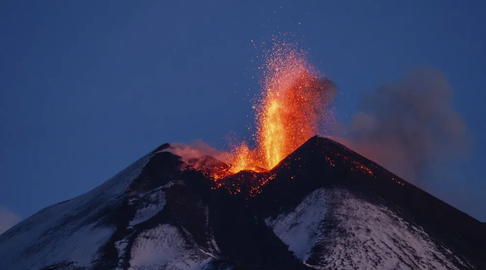 بركان يُخبّئ ناره بصبر (أ.ب)