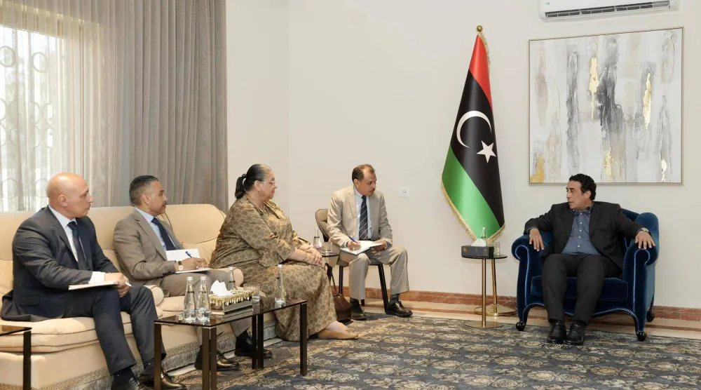 المنفي مستقبلاً تيتيه بمكتبه في طرابلس في 21 أبريل الحالي (مكتب المنفي)