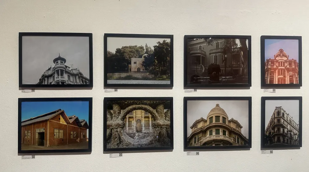 عدد من الصور المشاركة في معرض «حكايات المكان» (الشرق الأوسط)