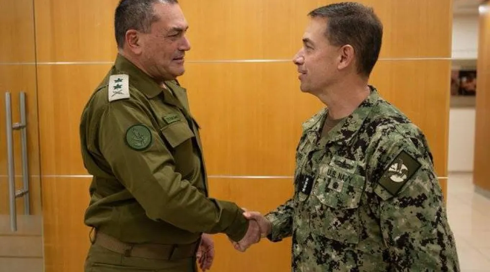 قائد «سنتكوم» الأميرال براد كوبر خلال زيارة إلى إسرائيل بدعوة من رئيس الأركان إيال زامير لتعزيز التنسيق العسكري والشراكة الدفاعية بين الجانبين الأحد (الجيش الإسرائيلي-إكس)