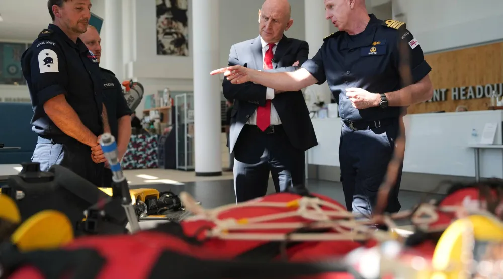 وزير الدفاع البريطاني جون هيلي يتفقَّد قدرات إزالة الألغام خلال اجتماع عسكري في نورثوود يوم 23 أبريل (أ.ب)