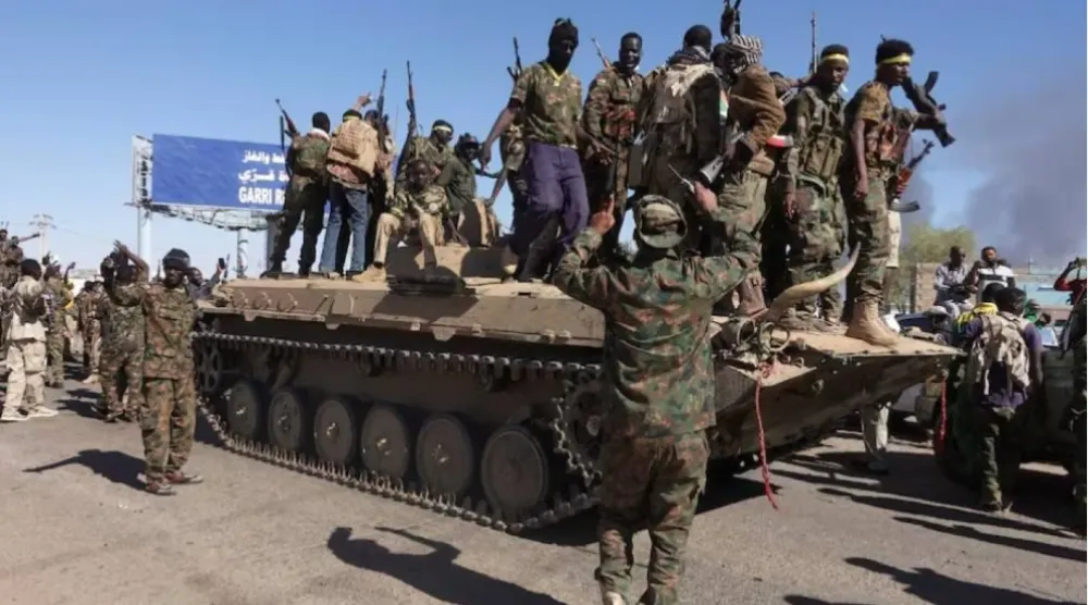 عناصر من الجيش السوداني يحتفلون بعد تحرير مصفاة نفط في شمال ضاحية الخرطوم بحري 25 يناير 2025 (رويترز)