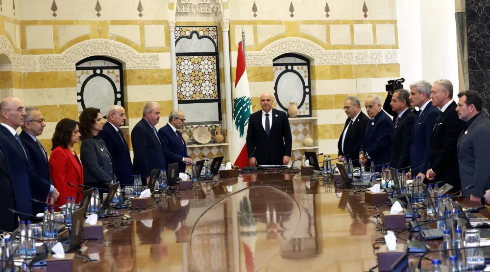 بدأت جلسة الحكومة التي عقدت برئاسة رئيس الجمهورية جوزيف عون الخميس بالوقوف دقيقة صمت حداداً على اللبنانيين الذي قتلوا في الحرب ولا سيما الإعلاميين منهم إضافة إلى جنود «اليونيفيل» (رئاسة الجمهورية)