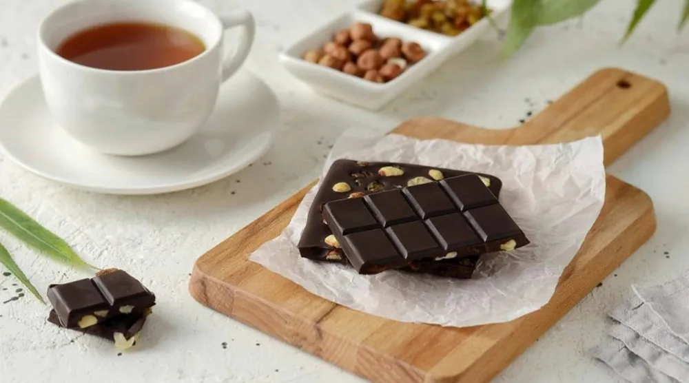 الشوكولاتة الداكنة والشاي يحتويان على مركبات مضادة للأكسدة تُسهم في خفض ضغط الدم (بيكسلز)