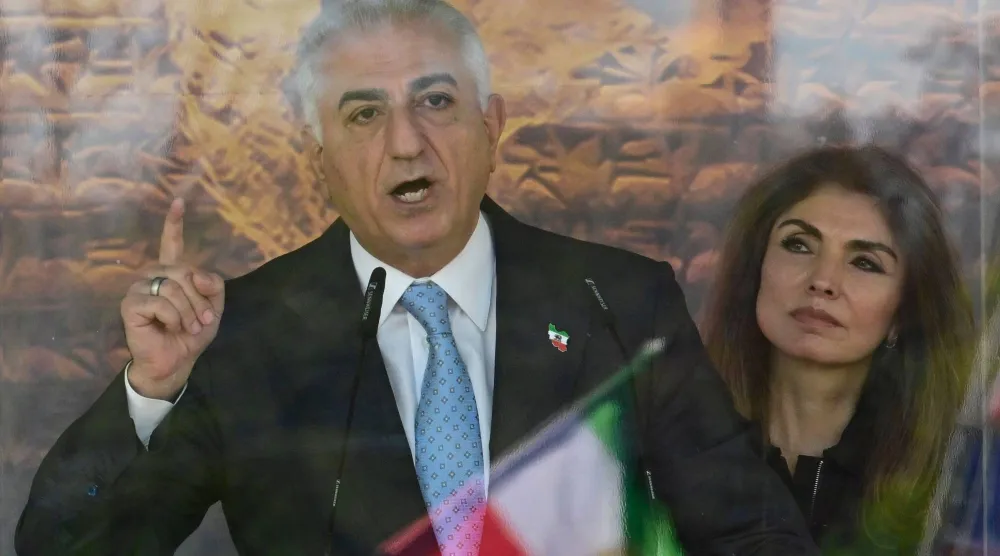 رضا بهلوي وزوجته ياسمين في برلين (أ.ف.ب)