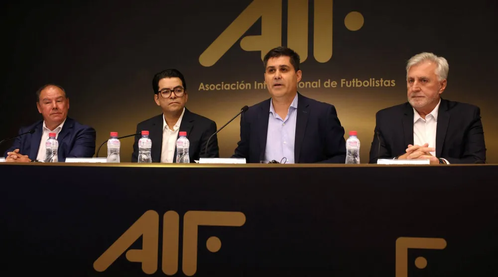 ممثلو الاتحادات الوطنية الـ4 لدى إطلاق الاتحاد العالمي الجديد (رويترز)