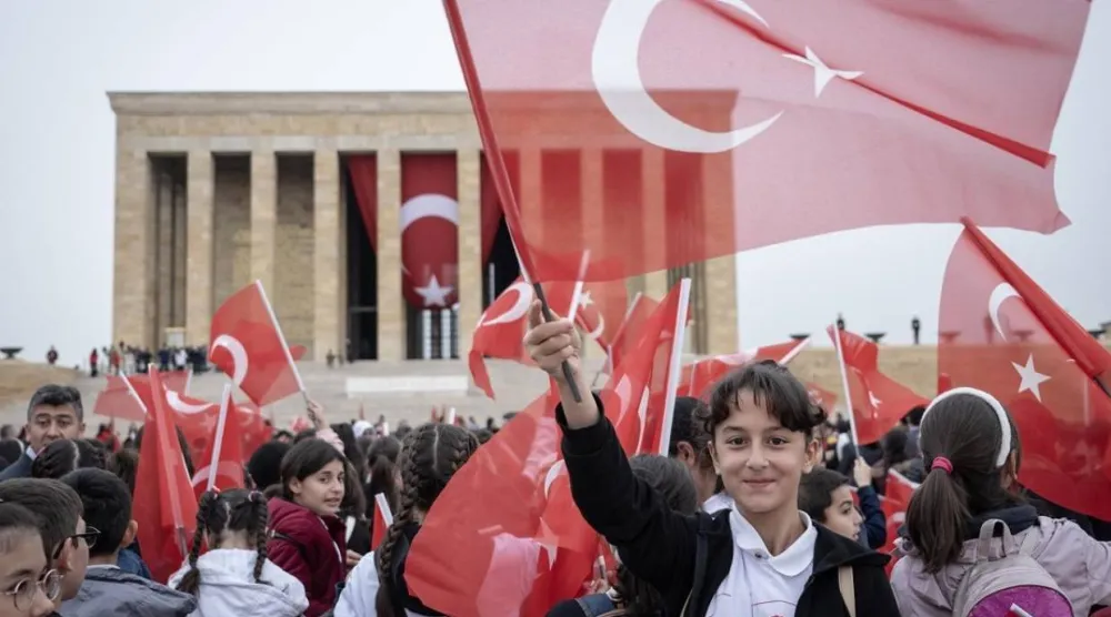 أطفال يحتفلون بـ«عيد السيادة الوطنية والطفولة» الـ106 أمام ضريح مؤسس الجمهورية التركية مصطفى كمال أتاتورك في أنقرة الخميس (إعلام تركي)