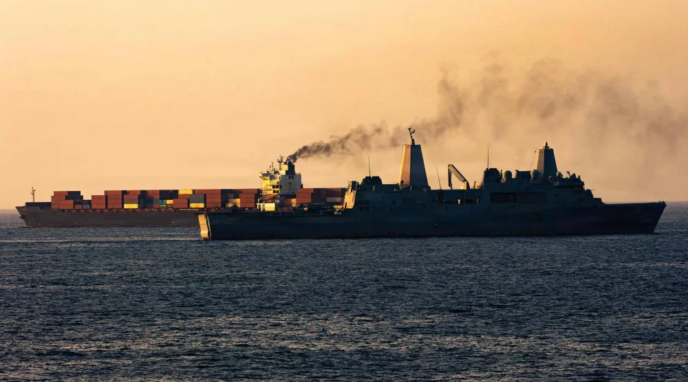 قوات أميركية تقوم بدورية في بحر العرب بالقرب من سفينة الشحن «توسكا» التي ترفع العلم الإيراني يوم الاثنين (أ.ف.ب)