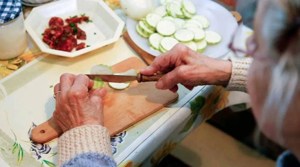 الطبخ المنزلي... وقاية من الخرف لدى كبار السن