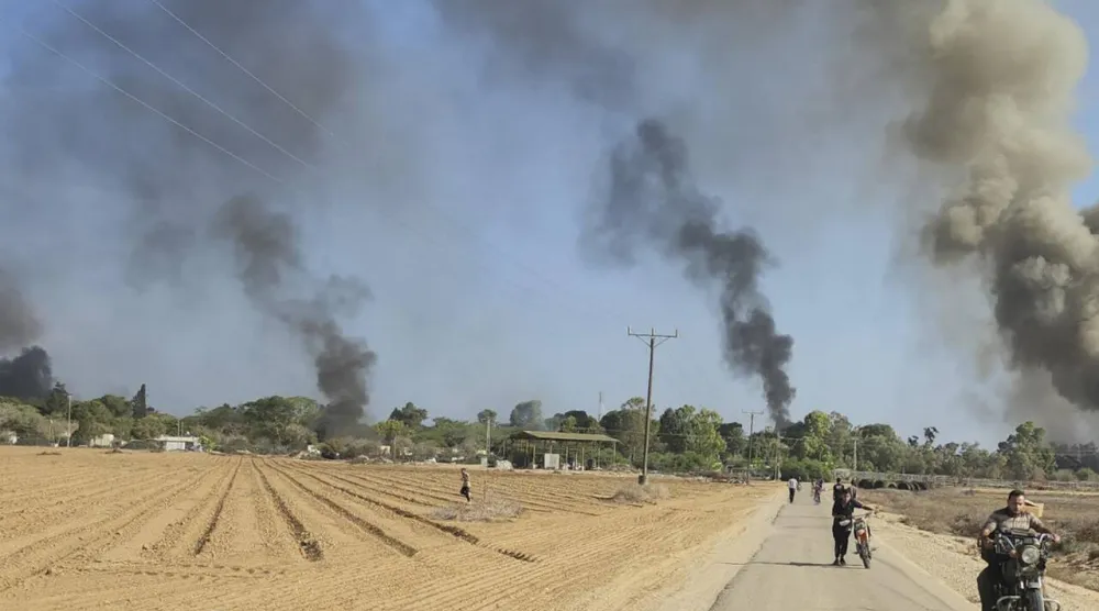 مقاتلون فلسطينيون خلال الهجوم على جنوب إسرائيل في السابع من أكتوبر 2023 (أ.ب)