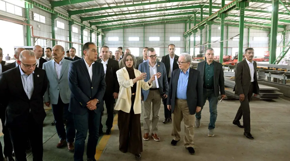 رئيس الوزراء المصري خلال افتتاح أحد المشروعات الصناعية بالمنطقة الاقتصادية لقناة السويس يوم الخميس (مجلس الوزراء)