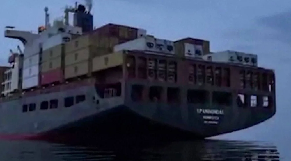 صورة لسفينة شحن تحمل حاويات قالت السلطات الإيرانية إنها كانت تحاول عبور مضيق هرمز (أ.ف.ب)