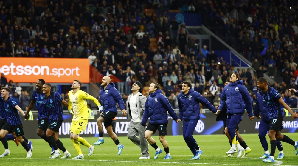 يستعد إنتر ميلان للاحتفال بلقب «الدوري» بعد التأهل لنهائي كأس إيطاليا بالفوز على كومو