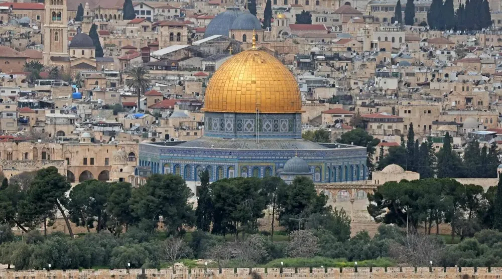 أكدت 8 دول أن تصرفات إسرائيل في المسجد الأقصى تمثل استفزازاً غير مقبول للمسلمين في أنحاء العالم (أ.ف.ب)