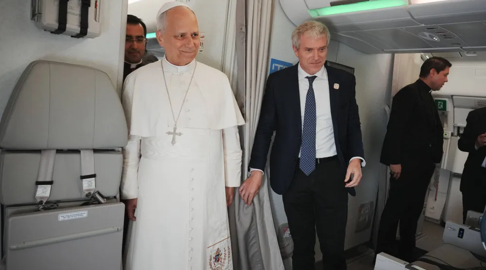 البابا ليو الرابع بابا الفاتيكان داخل طائرة خلال عودته إلى روما (أ.ب)