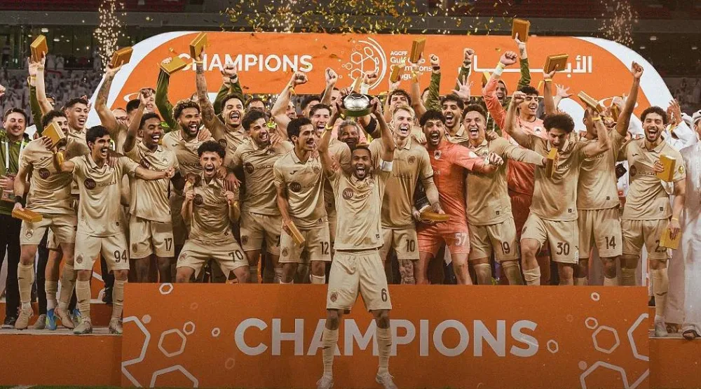 لحظة تتويج لاعبي الريان القطري بالكأس الخليجية (اتحاد كأس الخليج لكرة القدم)