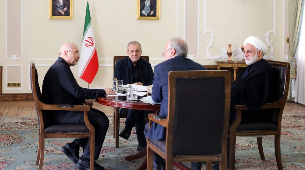 بزشكيان يجتمع مع رئيس البرلمان محمد باقر قاليباف ورئيس القضاء غلام حسين محسني إجئي مساء السبت (الرئاسة الإيرانية)