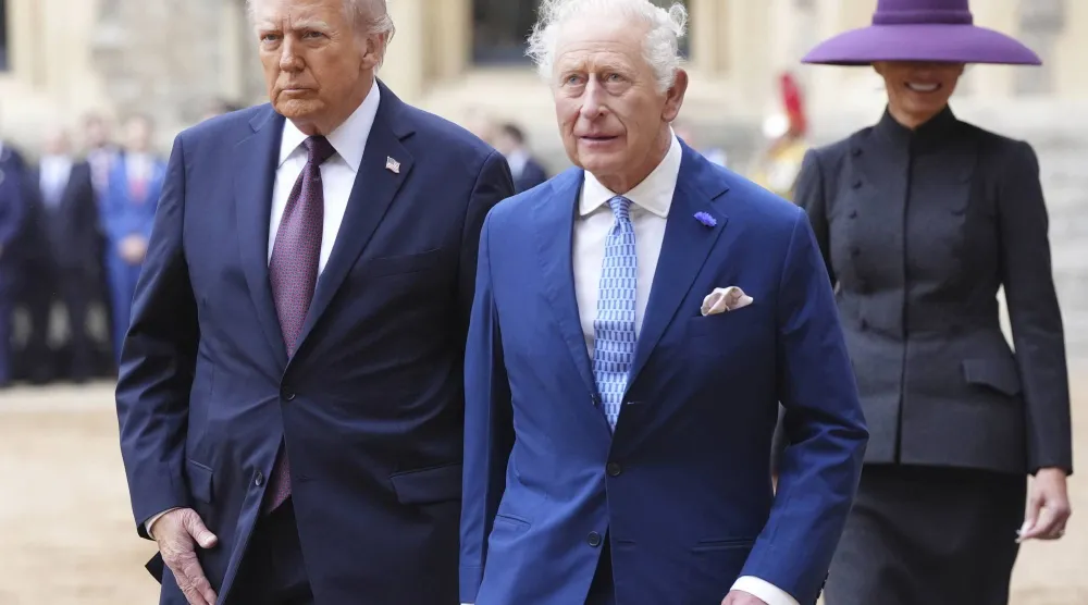 الرئيس الأميركي دونالد ترمب (يسار) والملك تشارلز الثالث يحضران حفل استقبال رسمي في قلعة وندسور بإنجلترا (أ.ب)