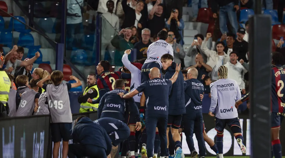 لاعبو ليفانتي وفرحة جنونية مع جماهيرهم بعد الهدف الثاني (إ.ب.أ)