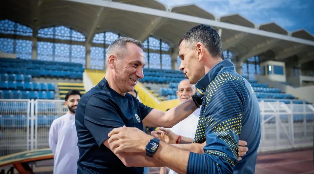 دونيس يلتقي المدرب الجديد في ملعب التدريب (نادي الخليج)