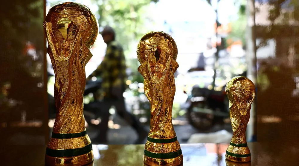 متجر إيراني يعرض مجسمات لكأس العالم (رويترز)