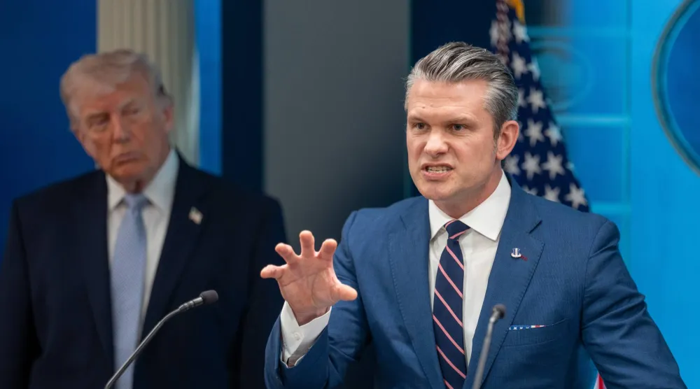 وزير الحرب بيت هيغسيث في مؤتمر صحافي مع ترمب بالبيت الأبيض في 6 أبريل 2026 (د.ب.أ)