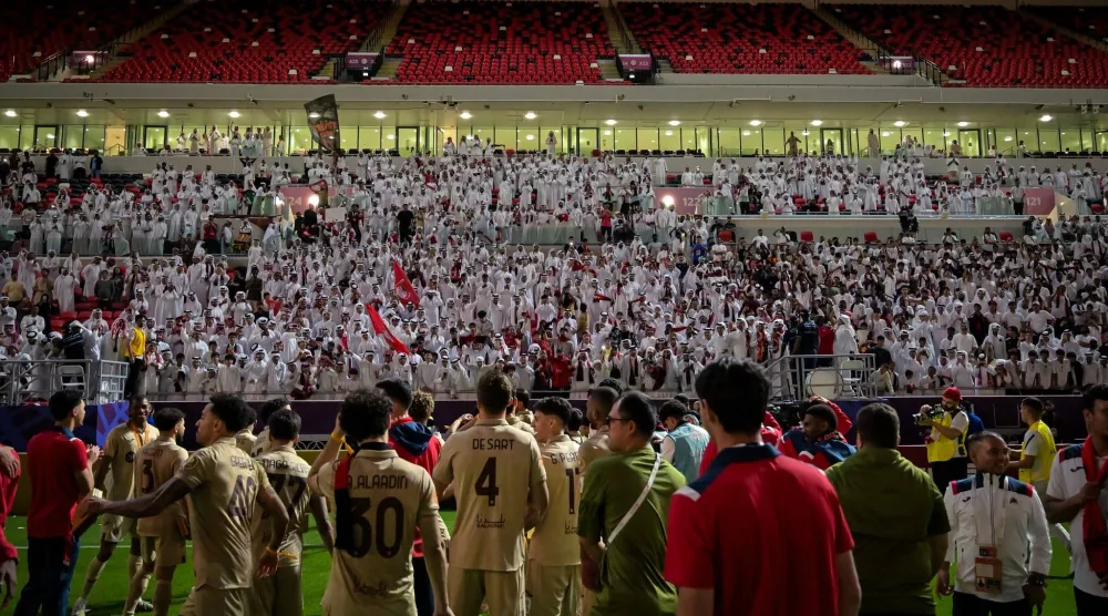 لاعبو الريان يحتفلون مع جماهيرهم بعد التتويج باللقب الخليجي (نادي الريان)