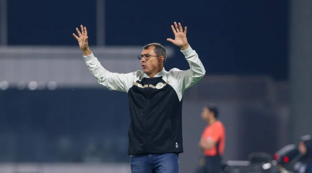 كاريلي يوجه لاعبيه خلال المباراة (موقع نادي ضمك)