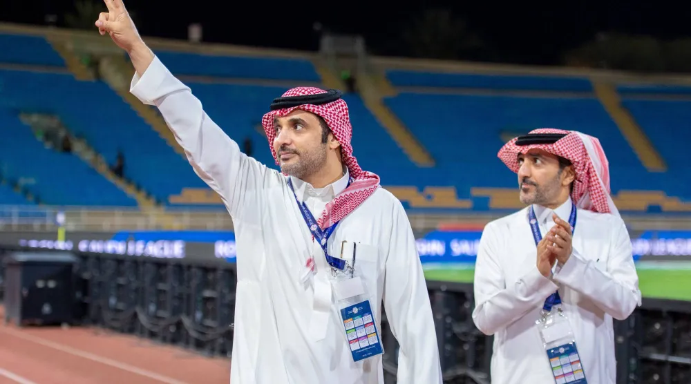 الغنام يحتفل مع الجماهير بعد الفوز على النجمة (نادي التعاون)