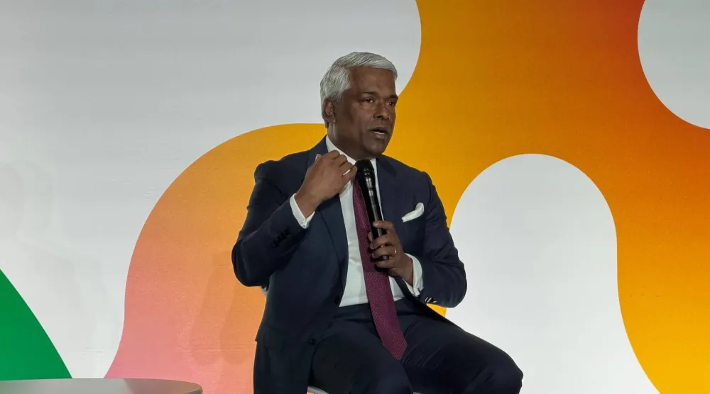 توماس كوريان الرئيس التنفيذي لـ«غوغل كلاود» متحدثاً لـ«الشرق الأوسط» (الشرق الأوسط)