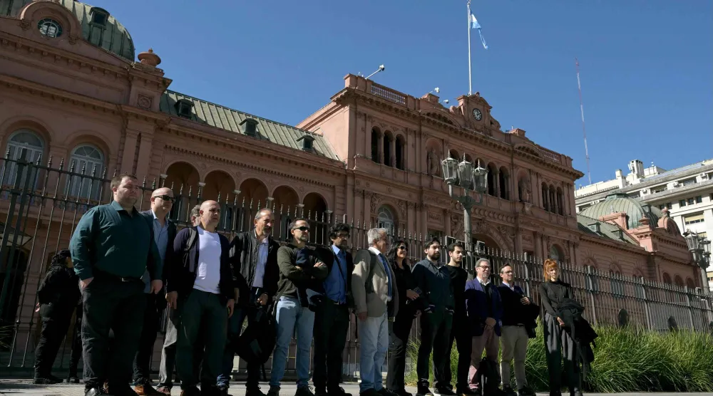صحافيون معتمدون أمام القصر الرئاسي بعد أن منعت حكومة الرئيس الأرجنتيني خافيير ميلي من دخولهم (ا.ف.ب)
