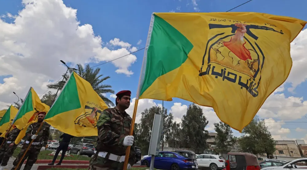 Irak Hizbullah Tugayları, Bağdat'ın merkezinde örgütün bayrağını taşıyor (AFP)