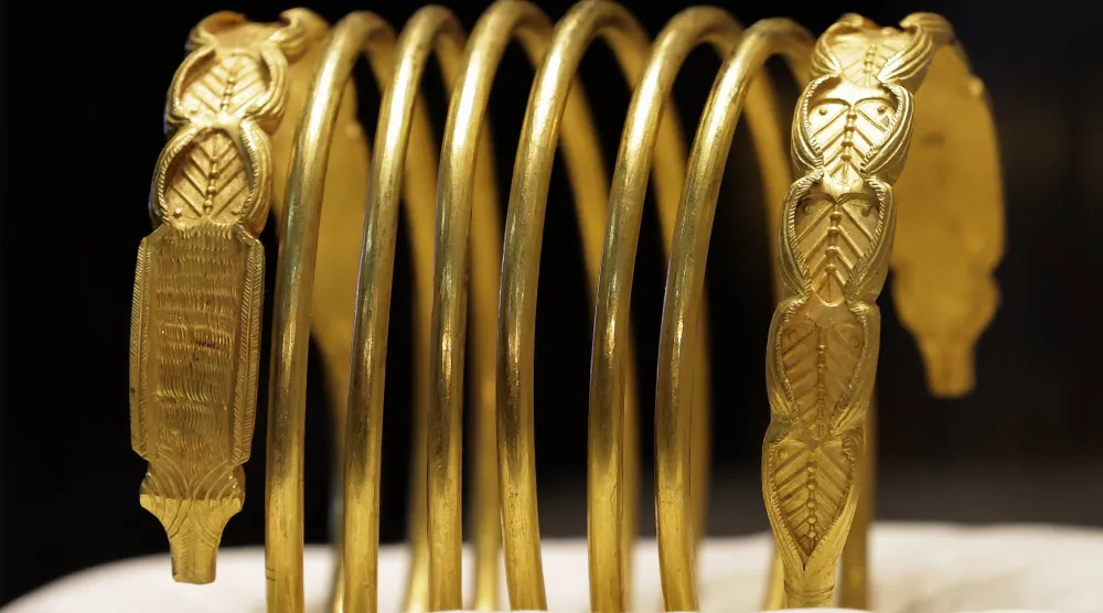 سوار ذهبي من آثار تعود لحضارة الداتشيين في المتحف الوطني للتاريخ في رومانيا (إ.ب.أ)