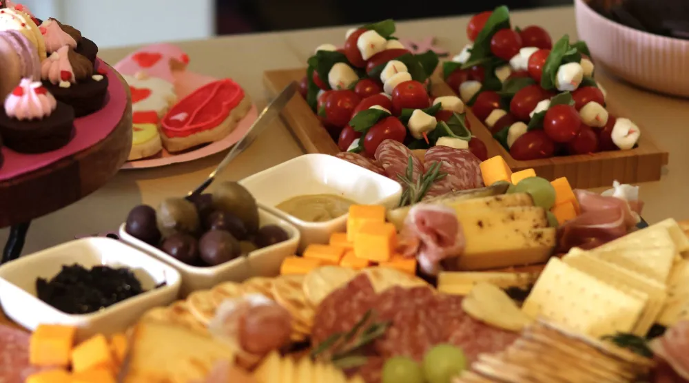 تشكيلة من المقرمشات والأجبان واللحوم والفواكه (أ.ب)