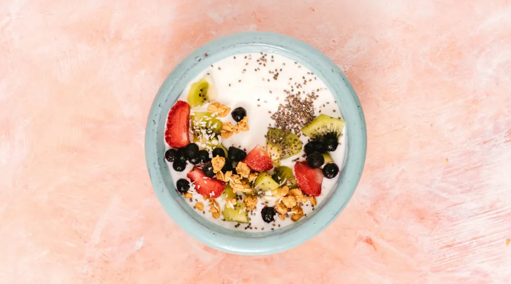 مزيج الزبادي وبذور الشيا يُعد خياراً فعالاً للتحكم في الشهية (بيكسلز)