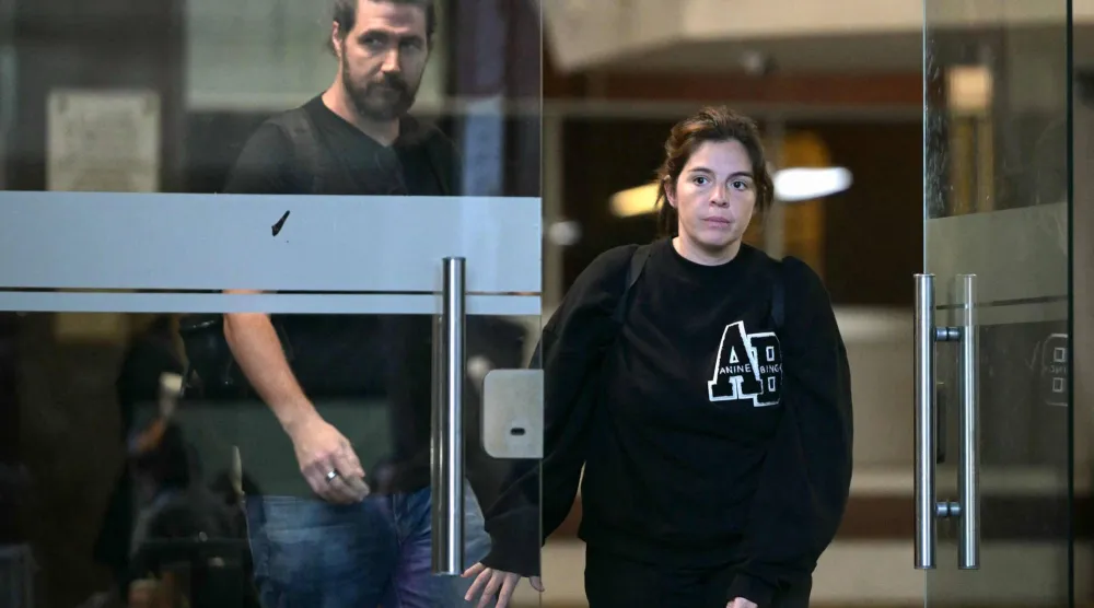 دالما ابنة مارادونا وزوجها يدخلان قاعة المحاكمة في سان إيسيدرو (أ.ف.ب)