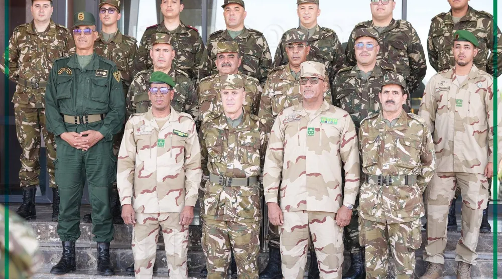 صورة جماعية لمسؤولي البلدين نشرها الجيش الموريتاني من الاجتماع عبر «فيسبوك»