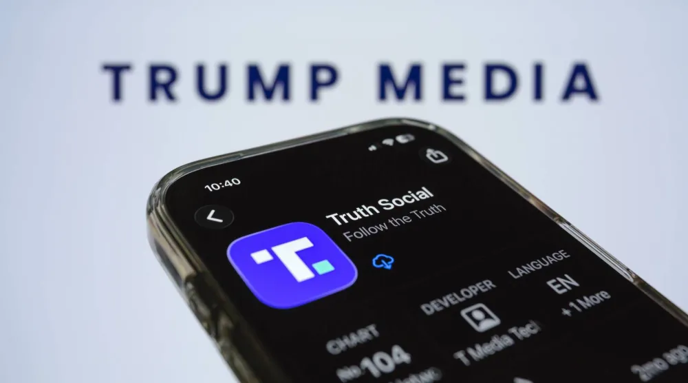 يدير ترمب حرب إيران بمنشورات على «تروث سوشيال» (د.ب.أ)