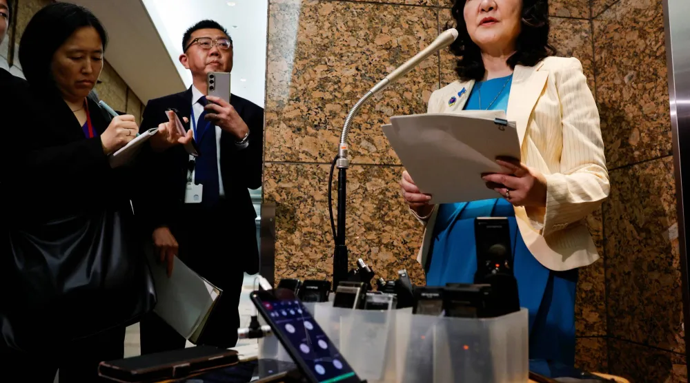 وزيرة المالية اليابانية ساتسوكي كاتاياما في مؤتمر صحافي بالعاصمة طوكيو (رويترز)