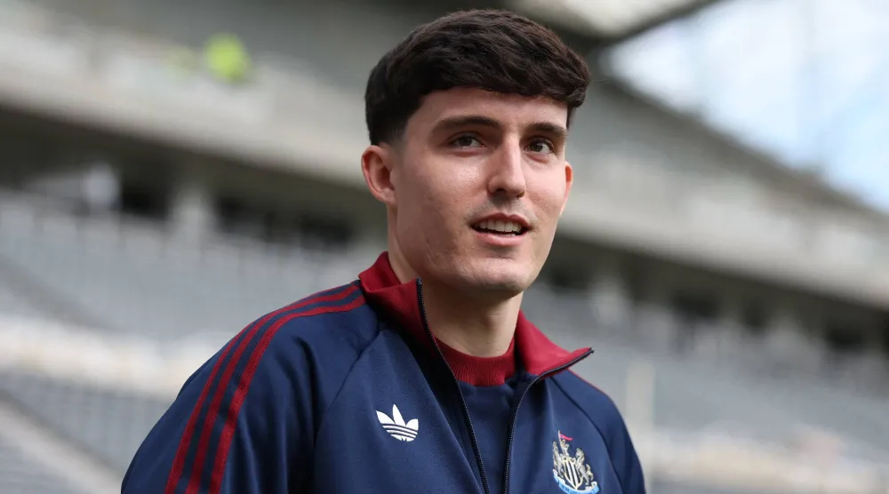 تينو ليفرامينتو الظهير الأيسر لفريق نيوكاسل يونايتد (رويترز)