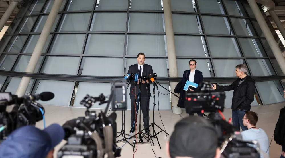 وزير المالية الألماني لارس كلينغبايل يدلي بتصريح لوسائل الإعلام قبل مناقشة خفض الضرائب على الطاقة في مجلس النواب (رويترز)