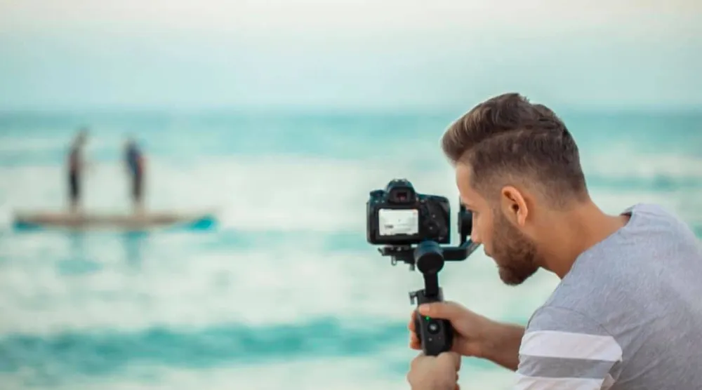 أحمد الدنف خلال التصوير (فيسبوك)