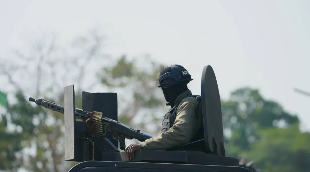 وحدة من قوات الشرطة تجوب شوارع مينا في نيجيريا (أ.ب)