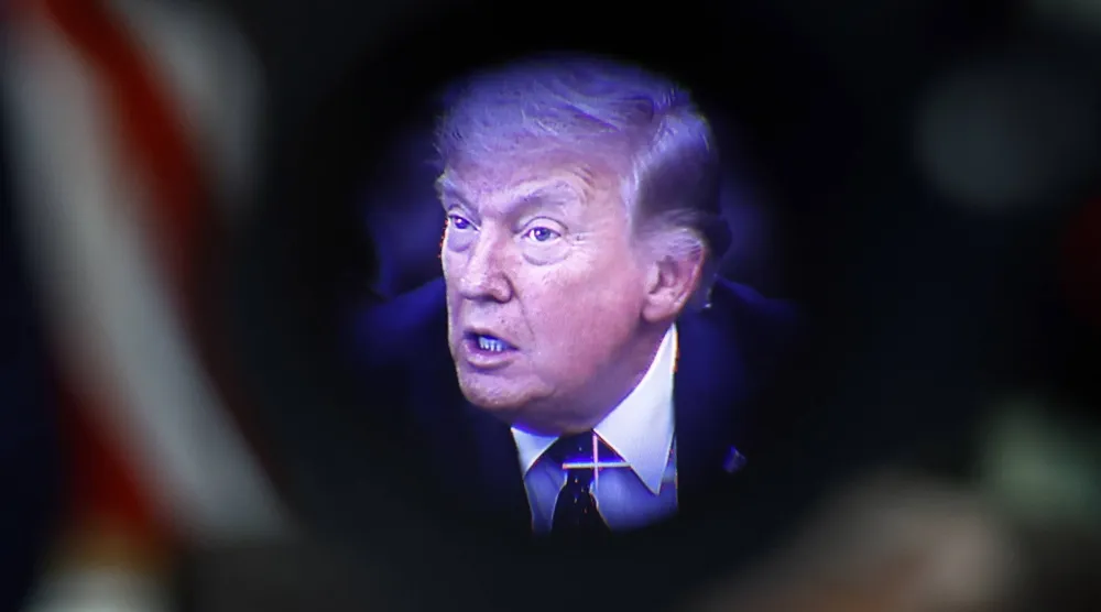 الرئيس الأميركي دونالد ترمب يتحدث إلى وسائل الإعلام في المكتب البيضاوي بواشنطن (إ.ب.أ)