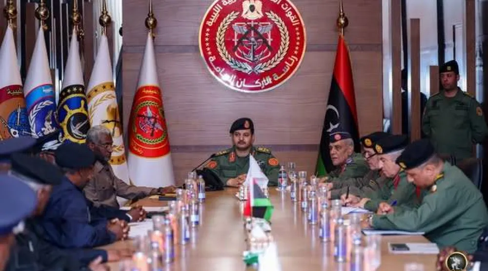 خالد حفتر مستقبلاً وفداً من قيادات «التبو» (رئاسة الأركان بـ«الجيش الوطني»)