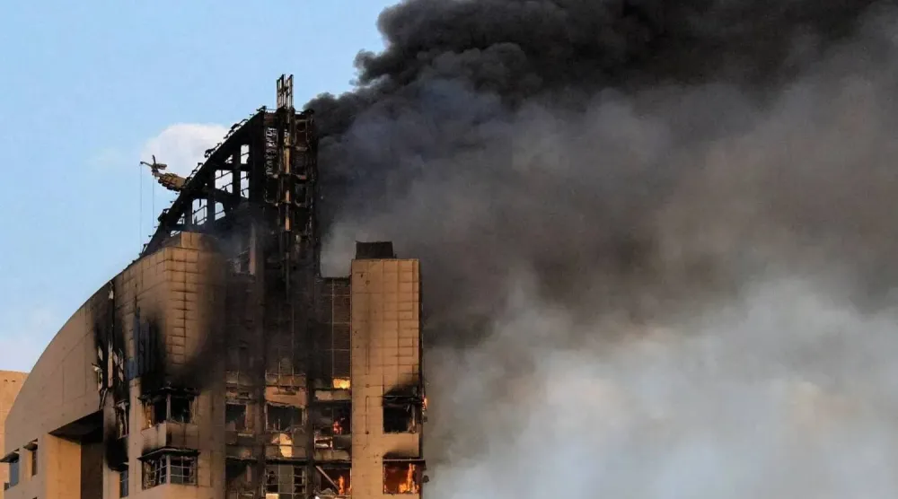 İran’ın son saldırıları sonucu Kuveyt’teki bir binadan yükselen duman (Arşiv – AFP)