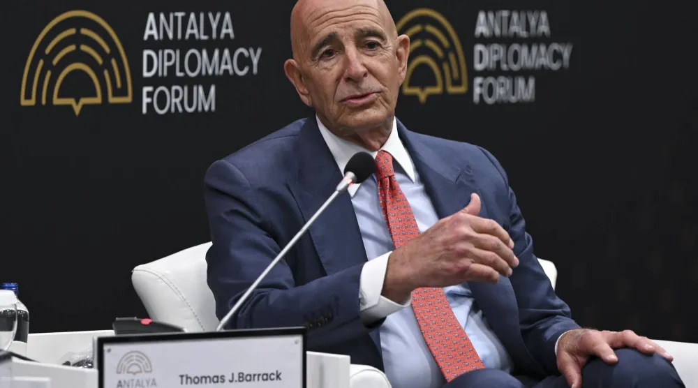 السفير الأميركي لدى تركيا توم براك أثار غضباً لدى المعارضة التركية وانتقادات أميركية بسبب تصريحات في منتدى «أنطاليا الدبلوماسي» (أ.ف.ب)