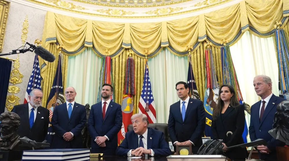 الرئيس الأميركي دونالد ترمب يستقبل سفيري لبنان وإسرائيل في واشنطن ومسؤولين في الخارجية الأميركية في المكتب البيضاوي بالبيت الأبيض الخميس (أ.ب)