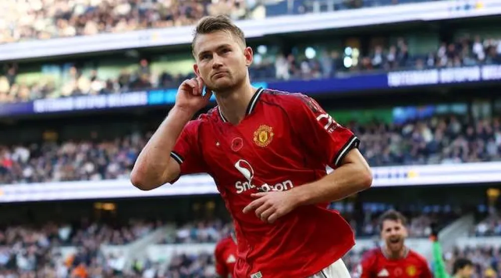 الهولندي ماتيس دي ليخت مدافع فريق مانشستر يونايتد (رويترز)