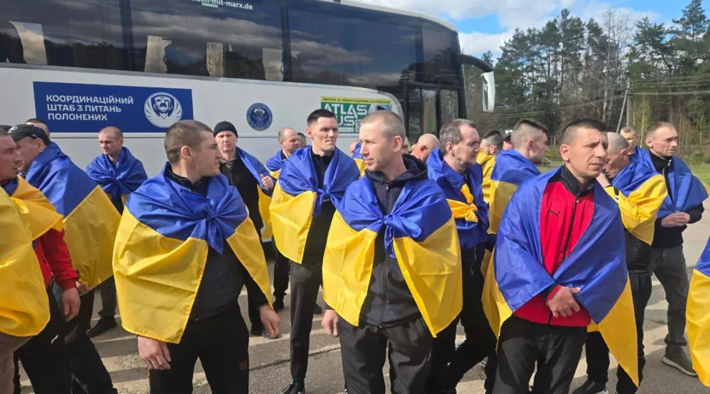 أسرى أوكرانيون لدى الإفراج عنهم من روسيا (الرئيس الأوكراني عبر منصة إكس)